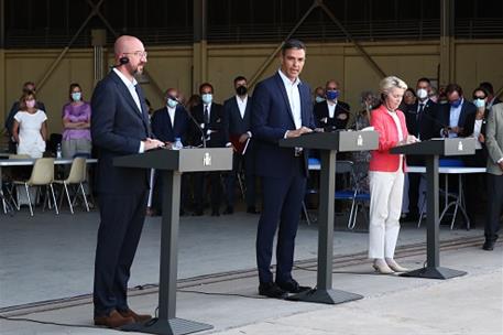 21/08/2021. Sánchez visita en Madrid el 'Hub' europeo de recepción de cooperantes afganos. El presidente del Gobierno, Pedro Sánchez, compar...